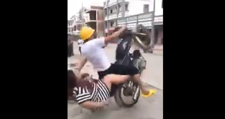Incidenti in moto: biker perde la compagna per strada [Video]