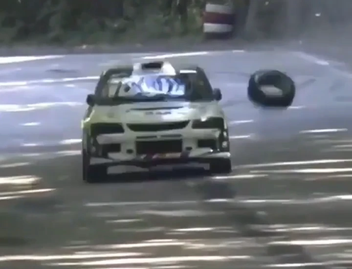 Mitsubishi Lancer Evo perde una ruota ma continua la sua corsa [Video]