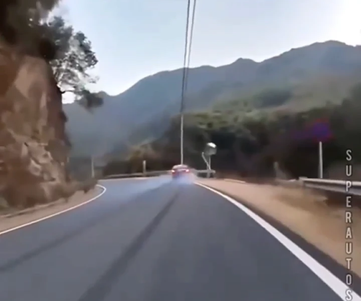 Sorpassa una moto, si schianta e precipita nel burrone [Video]