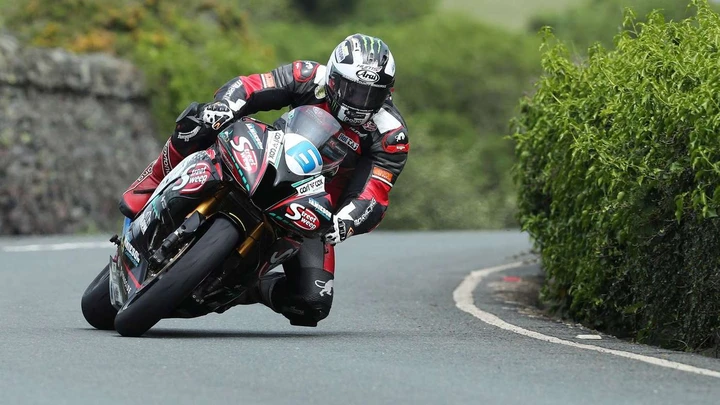 TT 2017: Dunlop vince gara-1 Supersport ed eguaglia Mike Hailwood