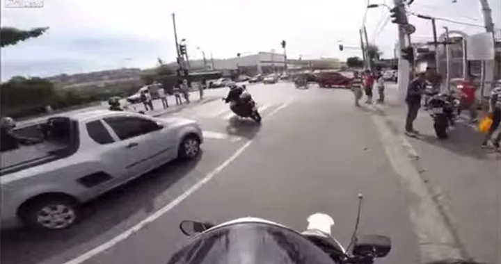 Mega inseguimento della polizia brasiliana in moto [Video]