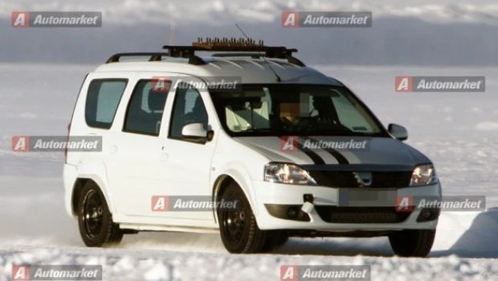 Dacia: le prime foto spia del futuro monovolume low cost