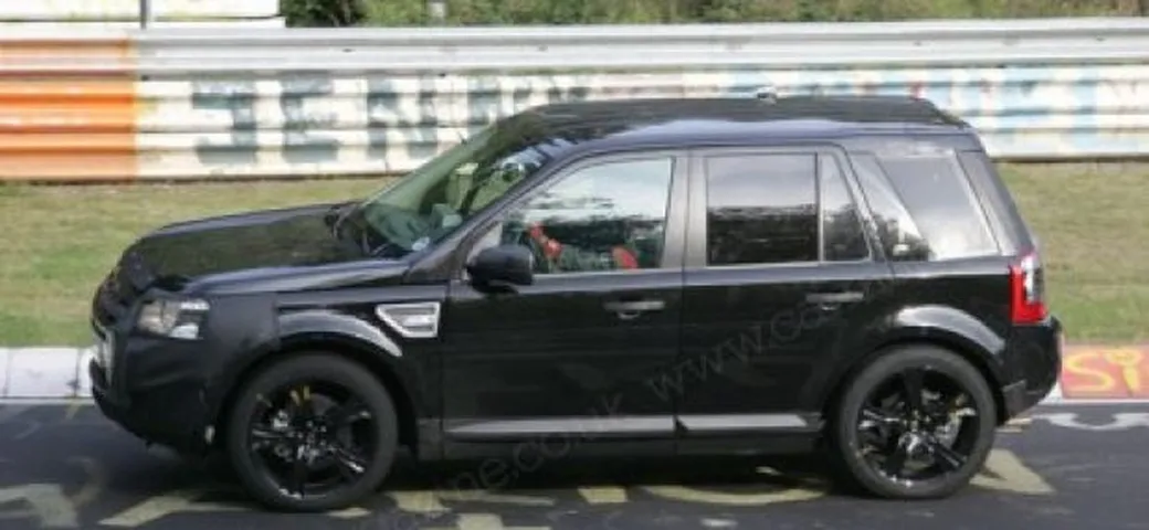 Land Rover LRX: le foto spia del prototipo al Nurburgring