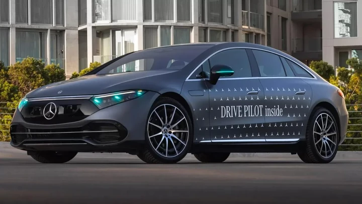 Mercedes EQS utilizzerà un'illuminazione speciale mentre è attiva la guida autonoma