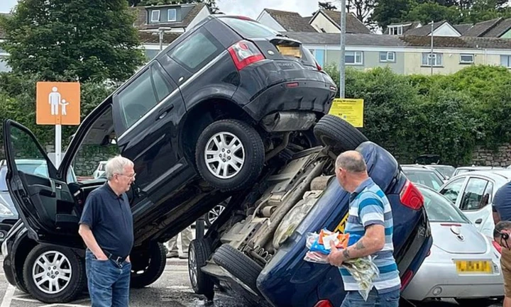 Land Rover schiaccia Volkswagen in retromarcia: situazione assurda