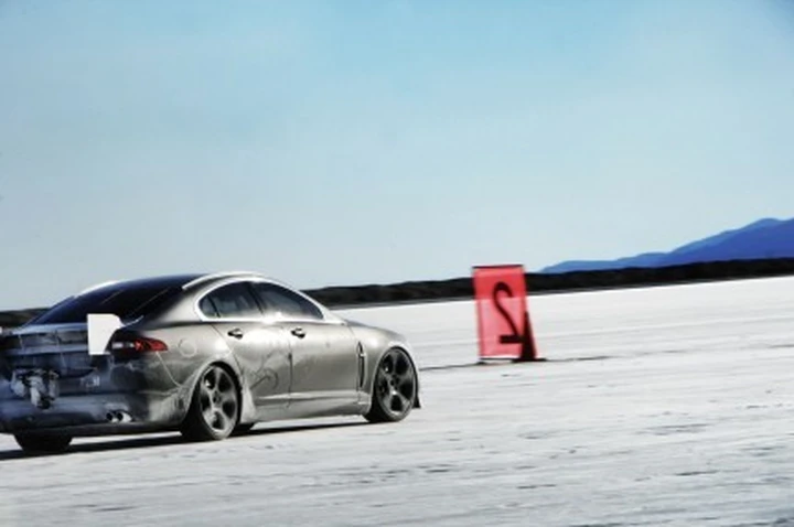 Jaguar XF-R: a 350 km/h sul lago salato di Bonneville