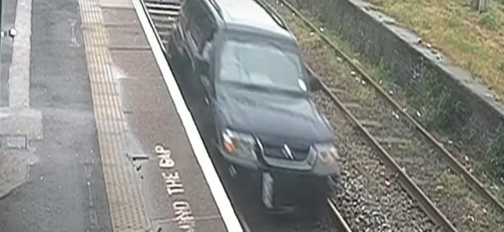 Guida il SUV sui binari: nei guai un giovane inglese [Video]