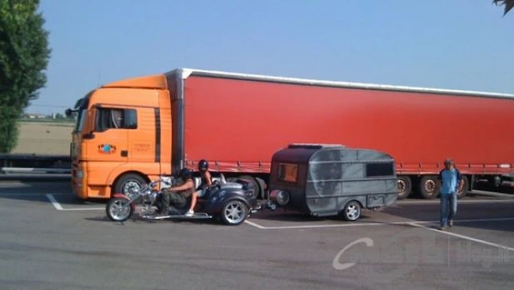 Foto del giorno: Trike con Roulotte