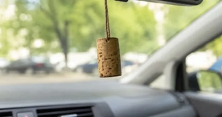 Il trucco del tappo di sughero: l'alleato inaspettato contro il caldo in auto