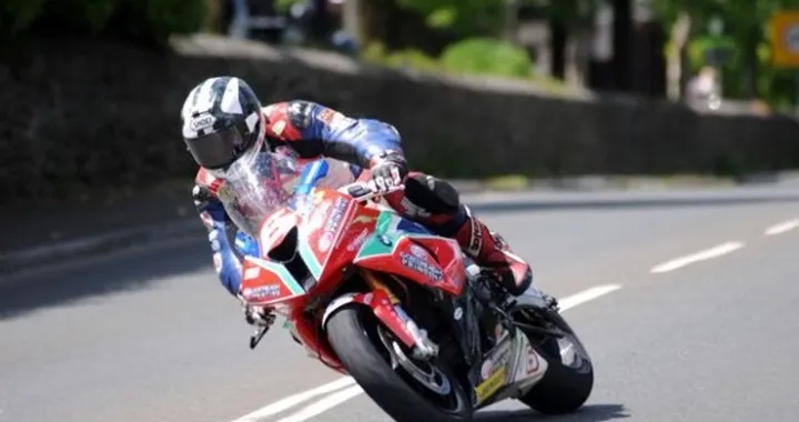 TT 2014: Michael Dunlop e la BMW vincono anche in Superstock