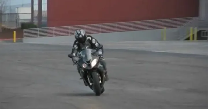 Drifting e stunting con una BMW S1000RR 2010