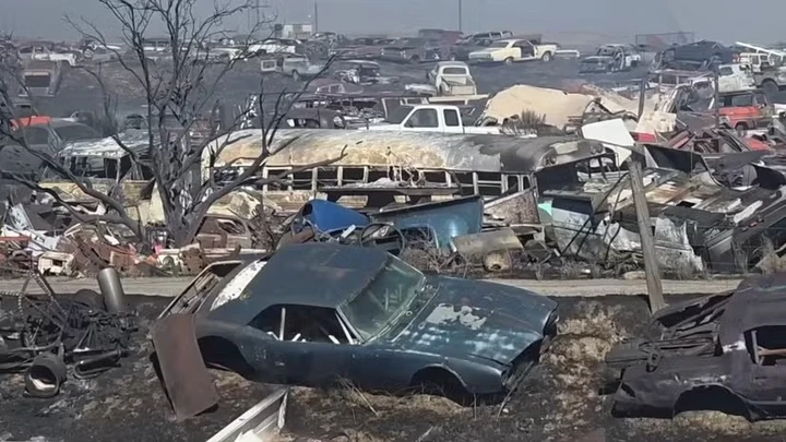 In fiamme 8.000 auto storiche custodite in un celebre sfasciacarrozze