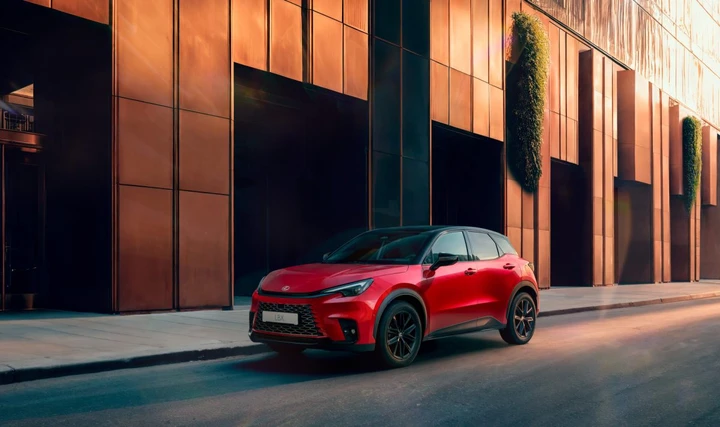 Lexus LBX Vibrant Edition: stile sportivo e tecnologia AI per il SUV compatto