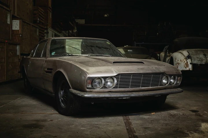 Un'Aston Martin DBS è stata ritrovata in un fienile