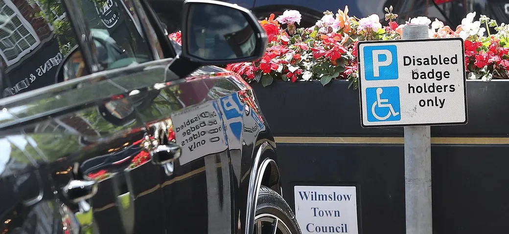 L'ex stella del Manchester United parcheggia in uno spazio disabili: polemiche