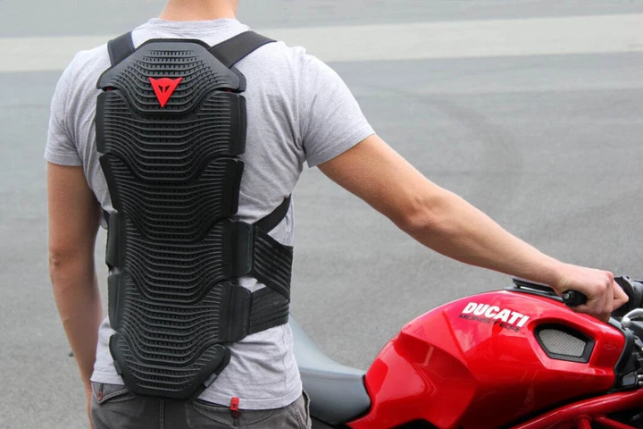 Guanti e paraschiena in moto: obbligo anche per il passeggero