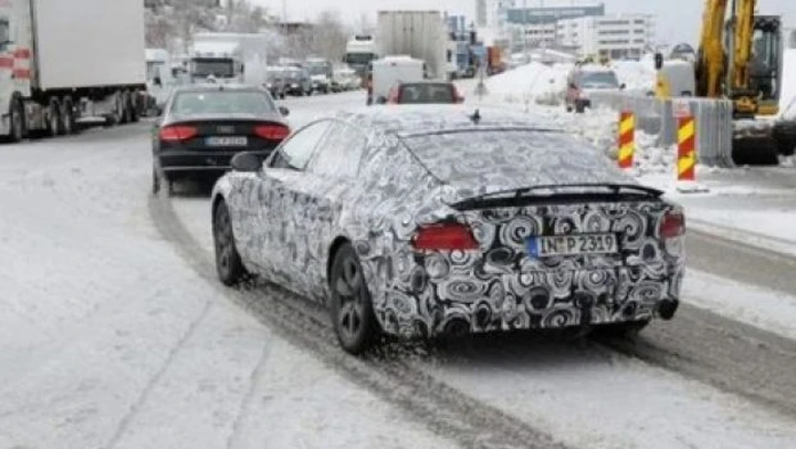 Nuova Audi A7: spunta in vistoso alettone rettrattile