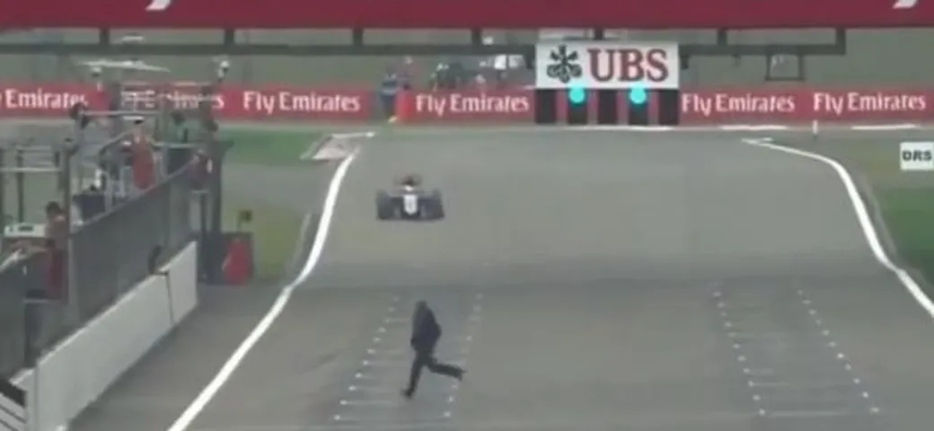 GP Cina F1: tifoso invade la pista [Video]