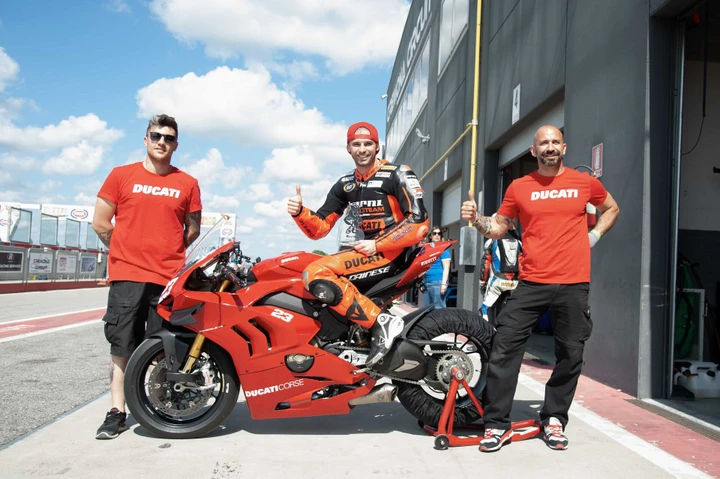 Ducati Panigale V4 S: pronta a competere con gli accessori Ducati Performance