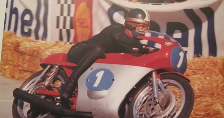 Giacomo Agostini, 50 anni fa “perde” il suo primo titolo per iella. Poi recupera… Nascita di un mito.
