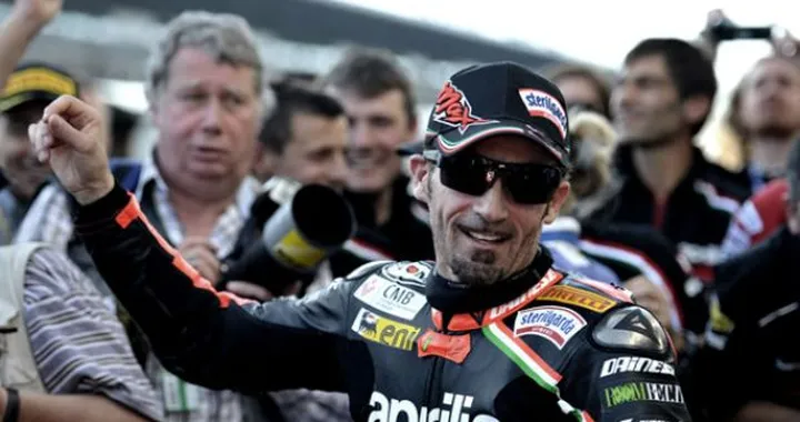 SBK Magny-Cours: è fatta! Max Biaggi, e sei! Grazie "corsaro", grazie Aprilia