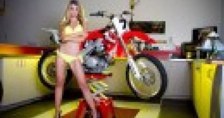 Sexy Bikers: la bella Emily accanto alla CRF 250 R