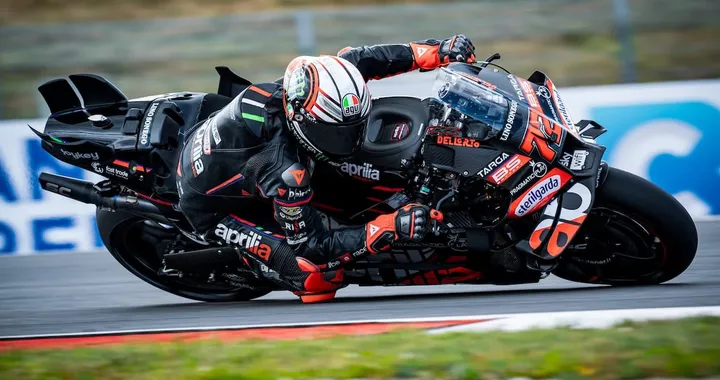 Bezzecchi sorprende tutti: pole position Aprilia nelle qualifiche MotoGP Austria 2025
