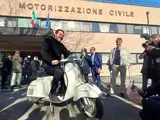 Salvini assegna la prima Targa storica a una Vespa Super Sport del 1965