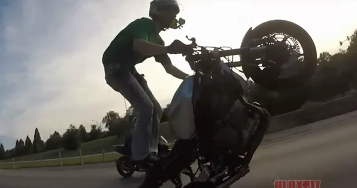 Motociclista spavaldo fa l'acrobata da circo su strada aperta [Video]