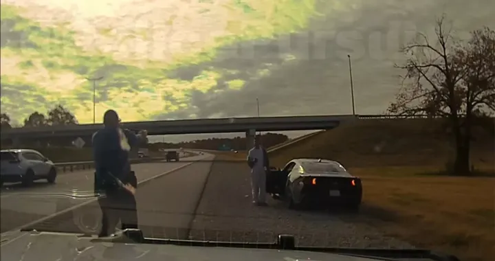 Inseguono un'auto a 210 km/h, rimangono sorpresi da chi guida