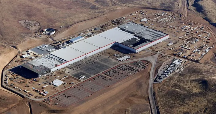 Tesla costruirà in Cina una fabbrica da mezzo milione di auto elettriche