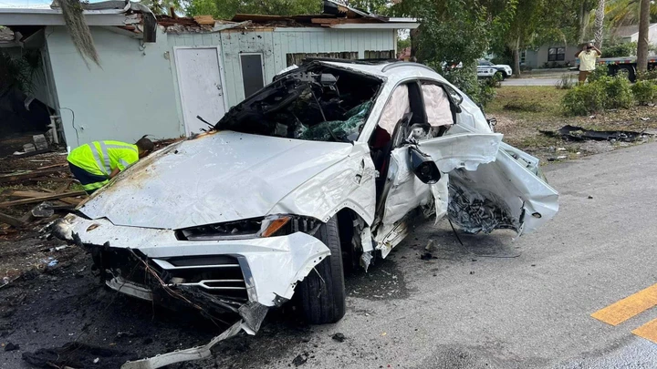 Lamborghini Urus vola sul tetto di una casa [Video]