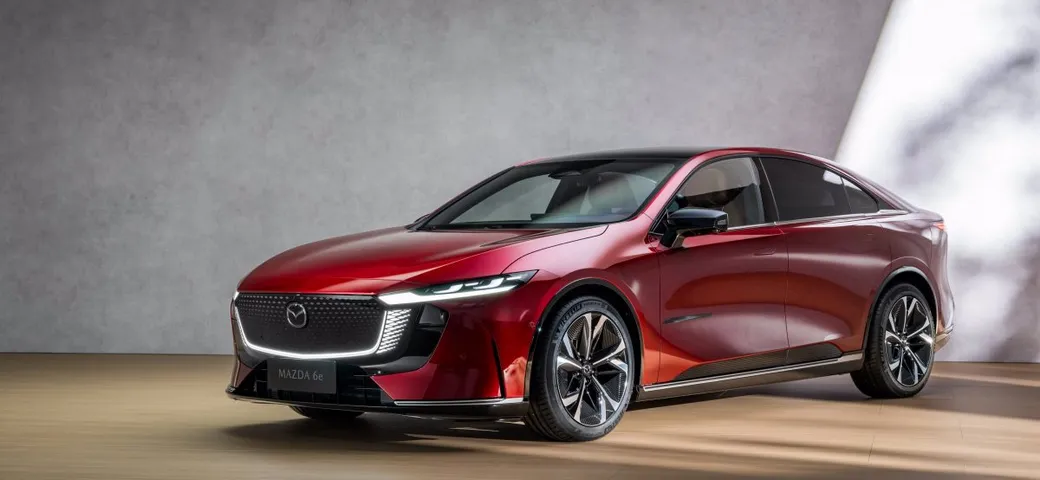Mazda 6e, la berlina elettrica è preordinabile con più opzioni di batteria
