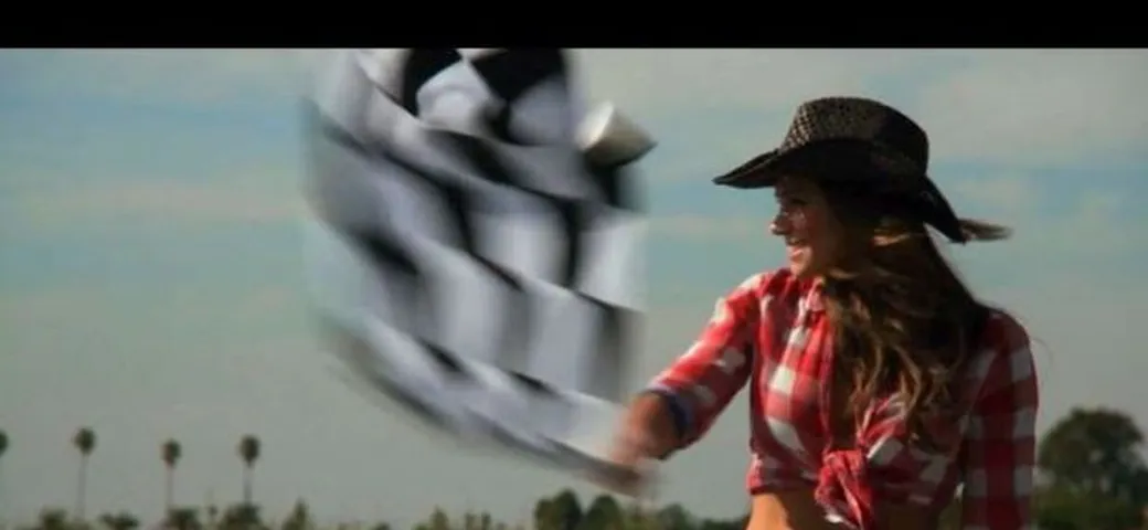 In camion sulle orme di Ken Block: incredibile gymkhana con una motrice americana