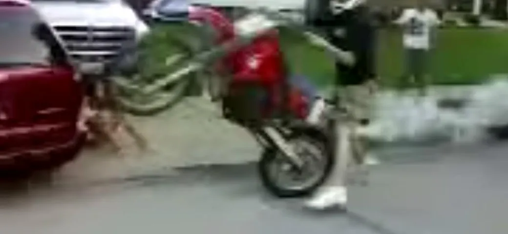 Impennata dall'esito poco felice con la moto da cross [Video]