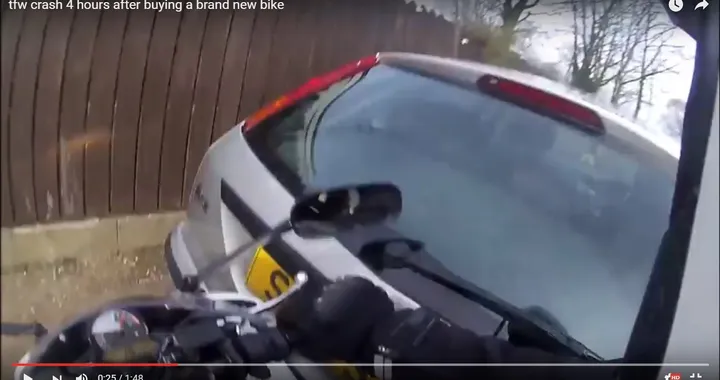 Moto nuova, incidente immediato per un giovane [Video]