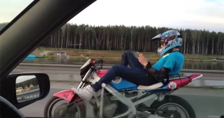 Video: in moto senza mani scrive messaggio al cellulare...