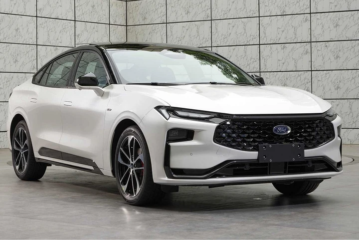 Ford Mondeo 2022: sfuggite le prime immagini della nuova generazione