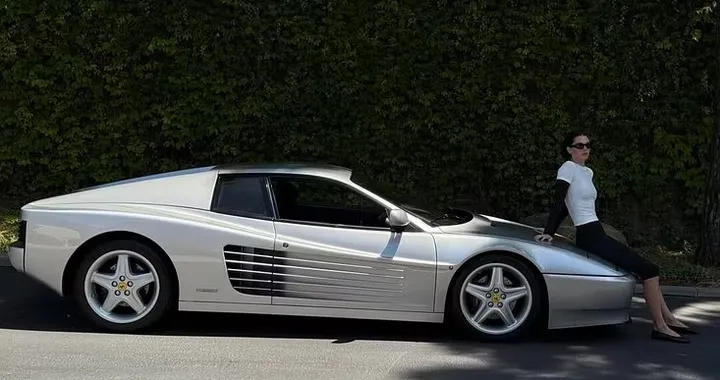La nuova Ferrari di Kendall Jenner è un'icona degli anni '90