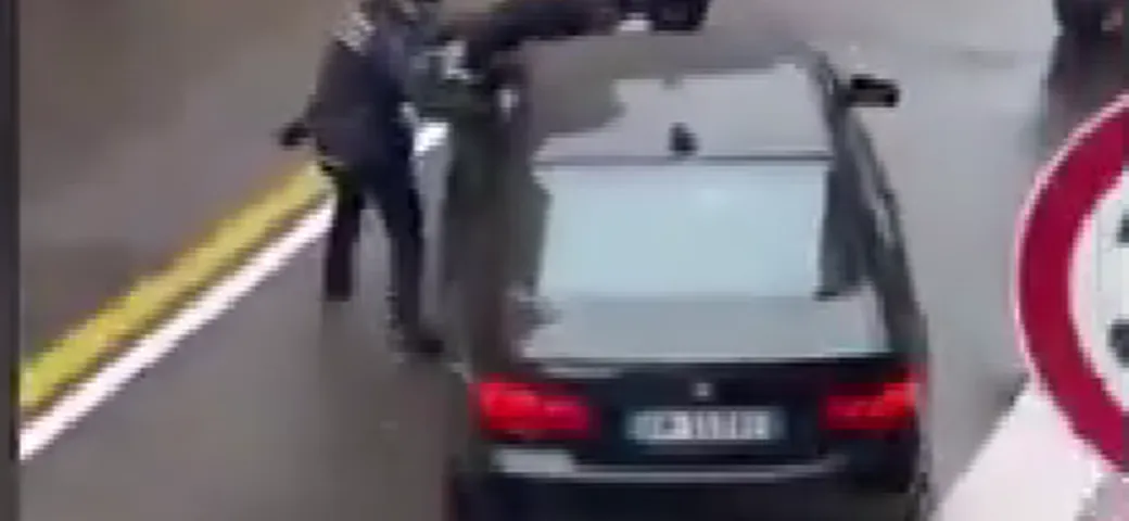 Pazzo investe due vigili urbani, autista di bus diventa eroe [VIDEO]