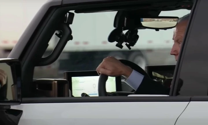 Joe Biden guida il GMC Hummer EV: scatto in stile GP [Video]