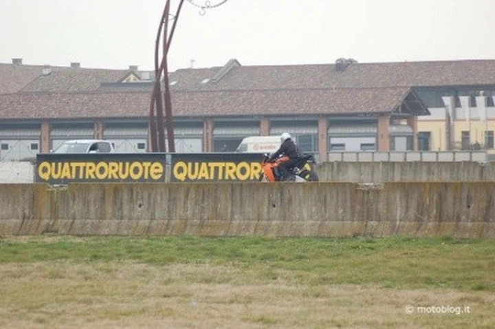 Spiata la KTM RC8 sulla pista di Vairano