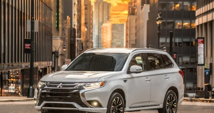 La Mitsubishi Outlander PHEV debutta a New York