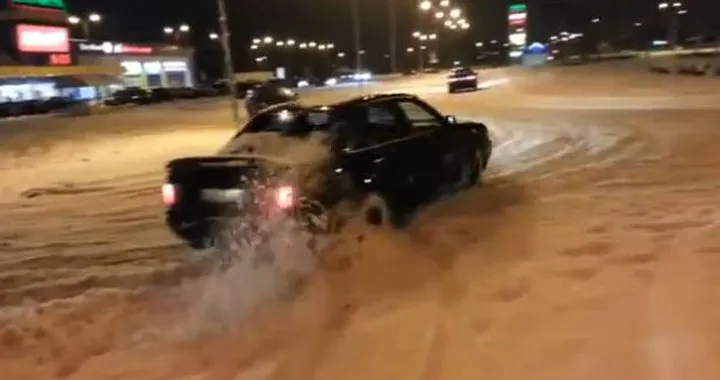 Il Crafter si diverte sulla neve. L'Epic Win è in parcheggio