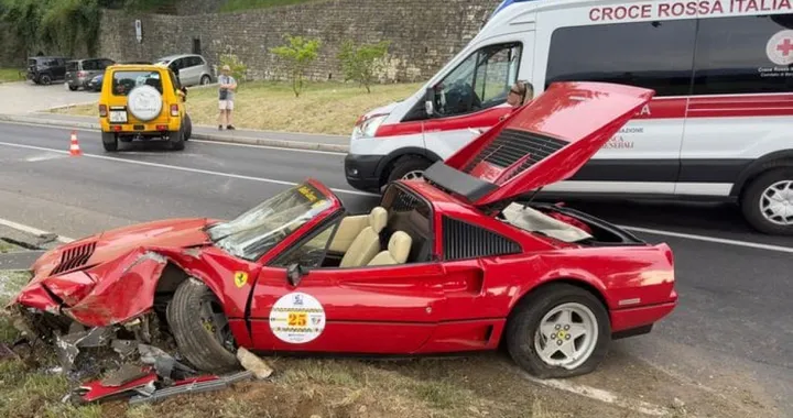 Ferrari GTS Turbo si schianta contro un albero al Bergamo Historic Gran Prix