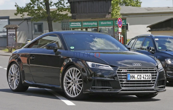 Audi TT RS: foto spia su strada