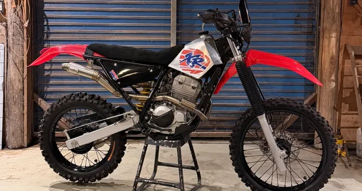 Questa Honda XR250 era una chopper: ora è una enduro da rally