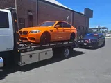 Scappa dalla polizia con BMW M5 arancione 'clownfish': riconosciuto e multato