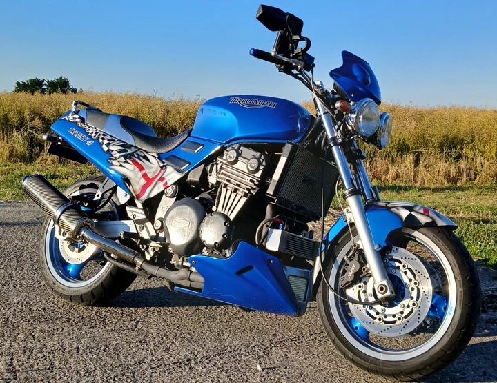 Triumph Trophy 1200: la Streetfighter di Vic Shield che sfida il tempo