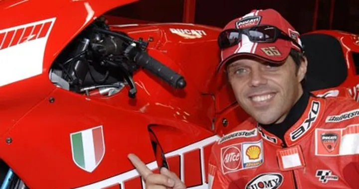 Capirossi celebra la vittoria degli Azzurri